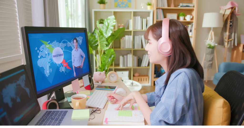 オンライン学習中の女性の写真