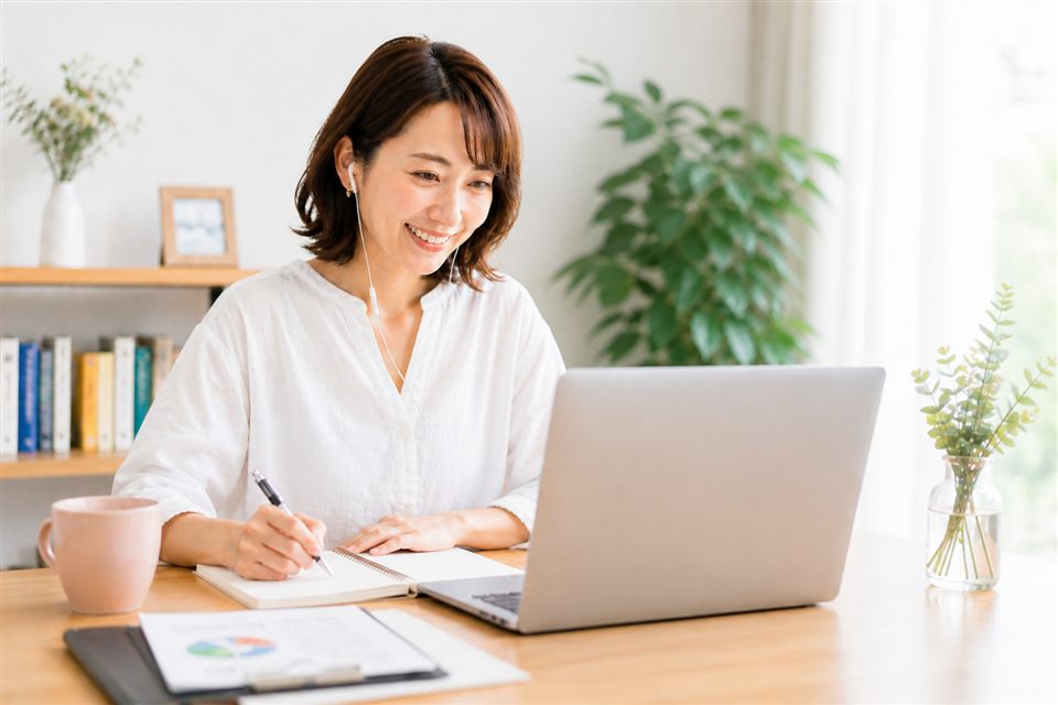 自宅でオンライン授業を受ける女性