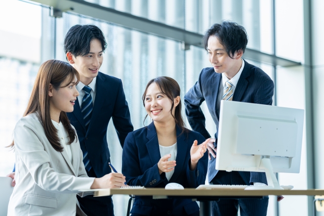 オフィスで働く人達