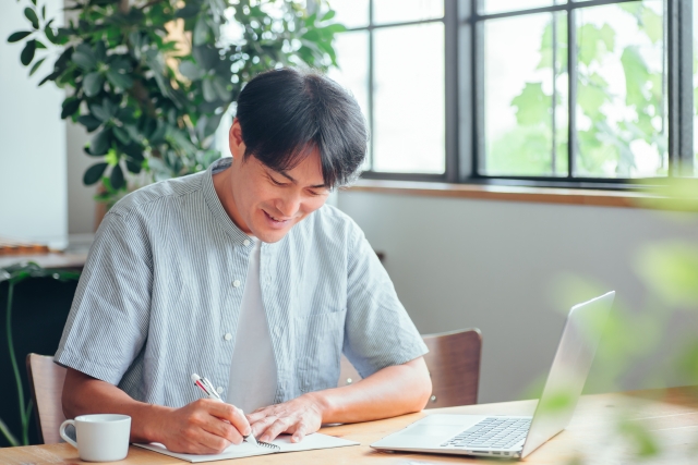 楽しそうに勉強をする男性