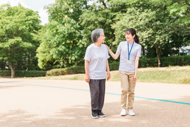 福祉職の女性と被介護者