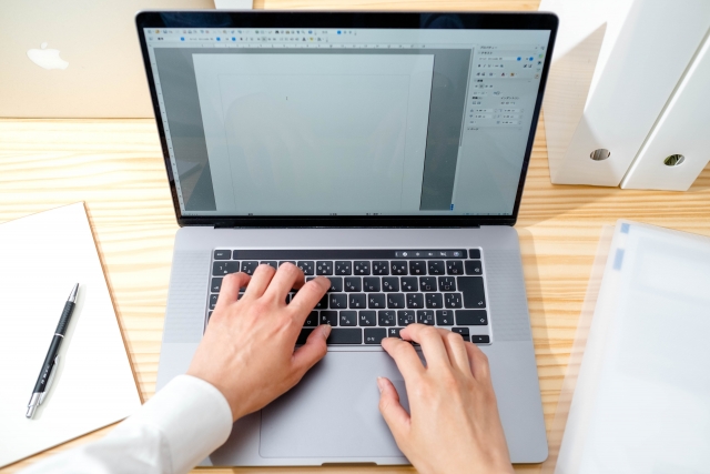 PCで事務作業をする人の手元の写真