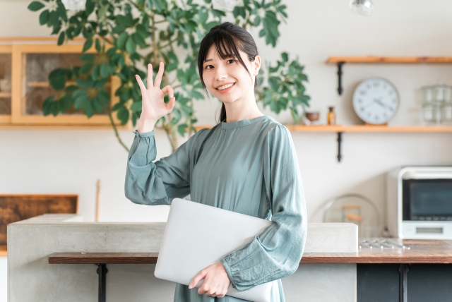 パソコンを持った女性