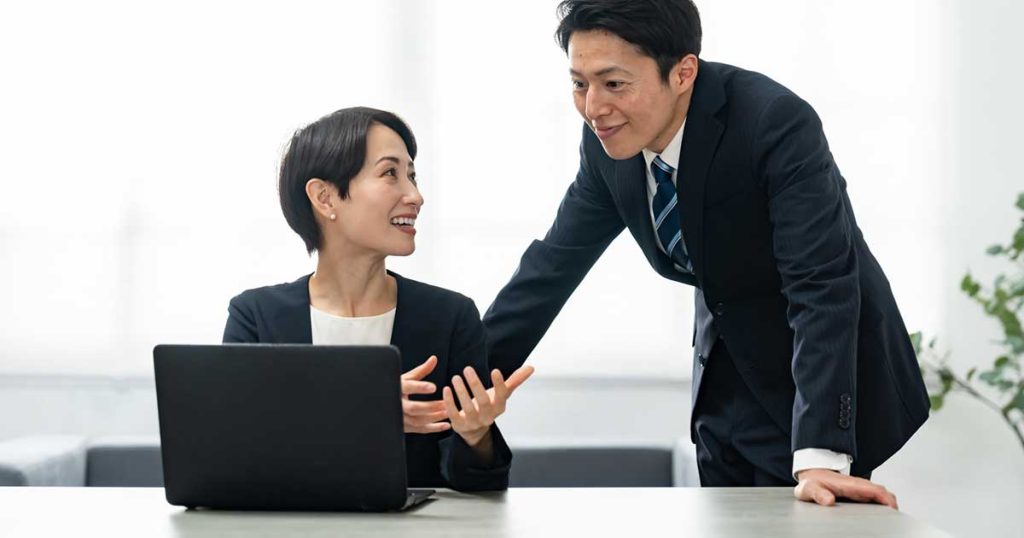 仕事をする男女