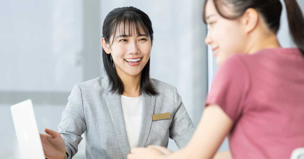 窓口で相談する女性