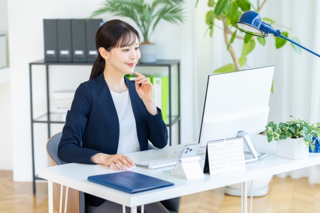PCに向かう女性の画像