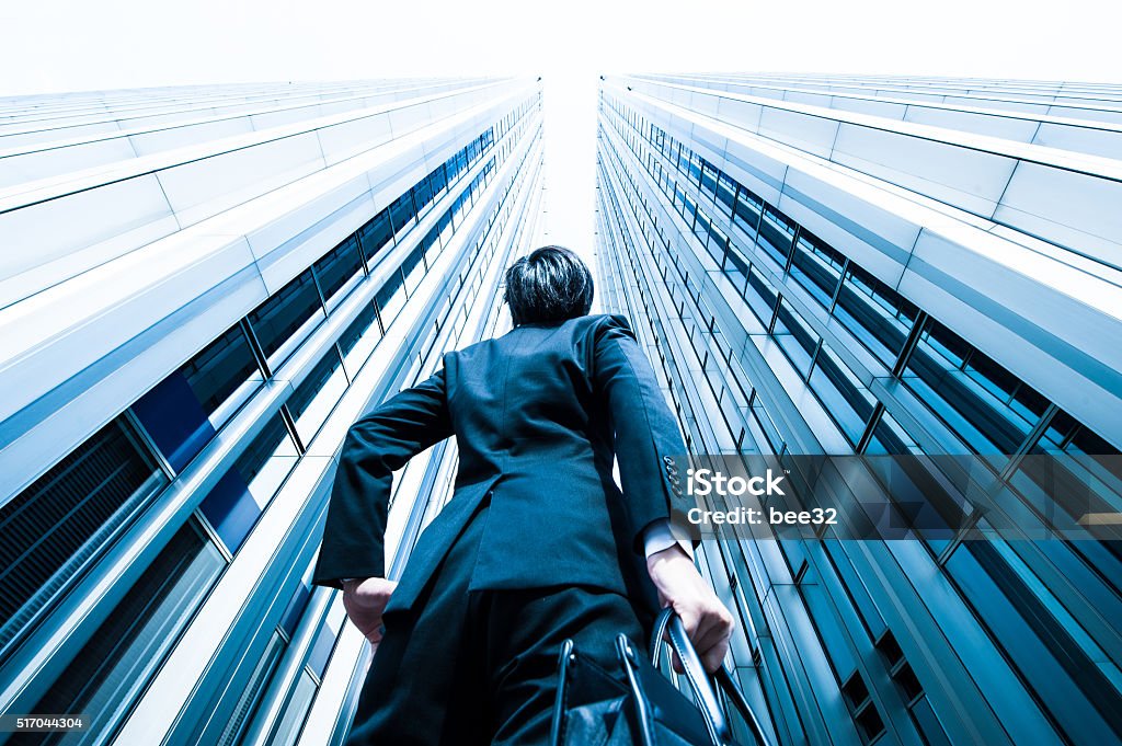 オフィスビルで意気込むスーツ姿の男性