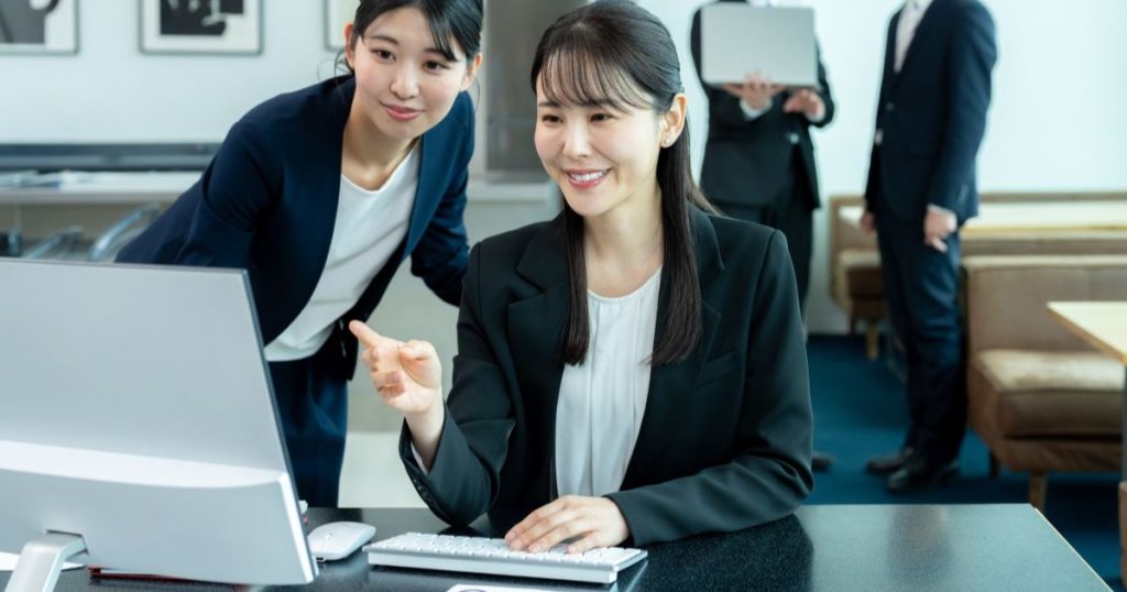 オフィースで仕事をしている画像